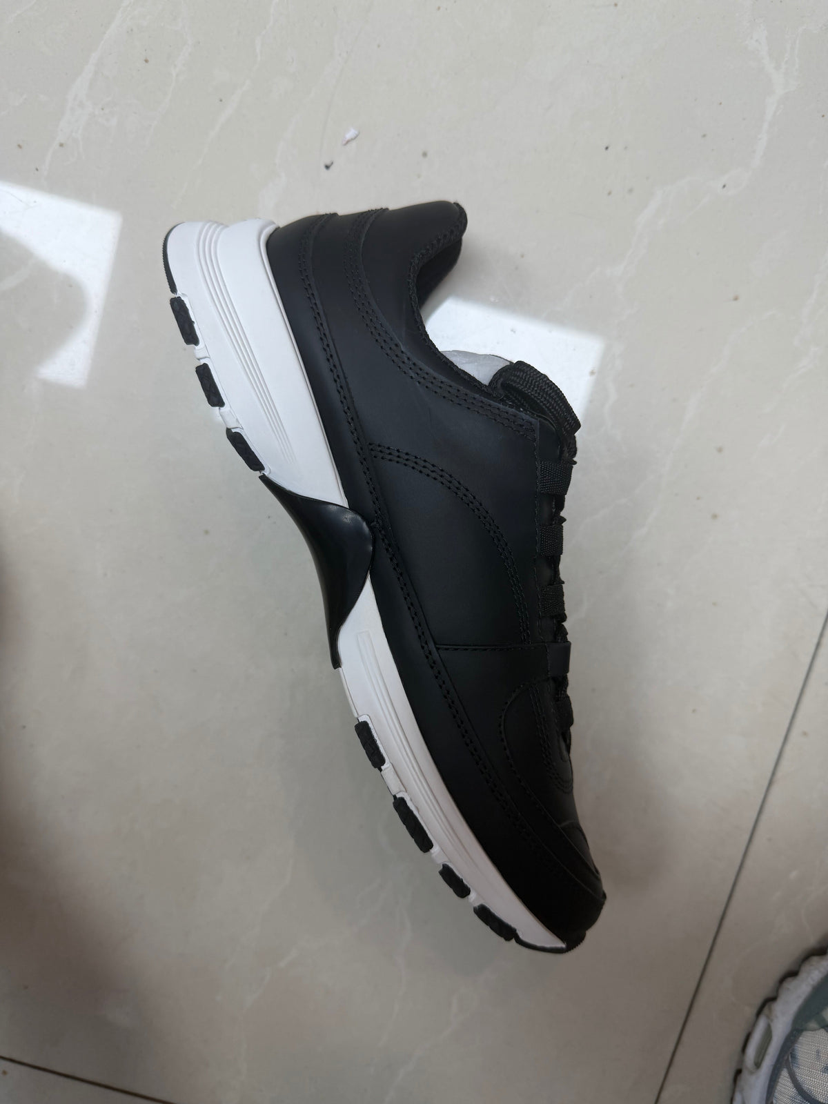 Sneakers Chanel noir blanc cuir