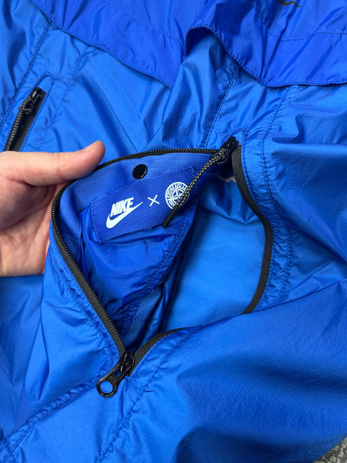 Veste stone x Nike existe en 2 coloris noir bleu