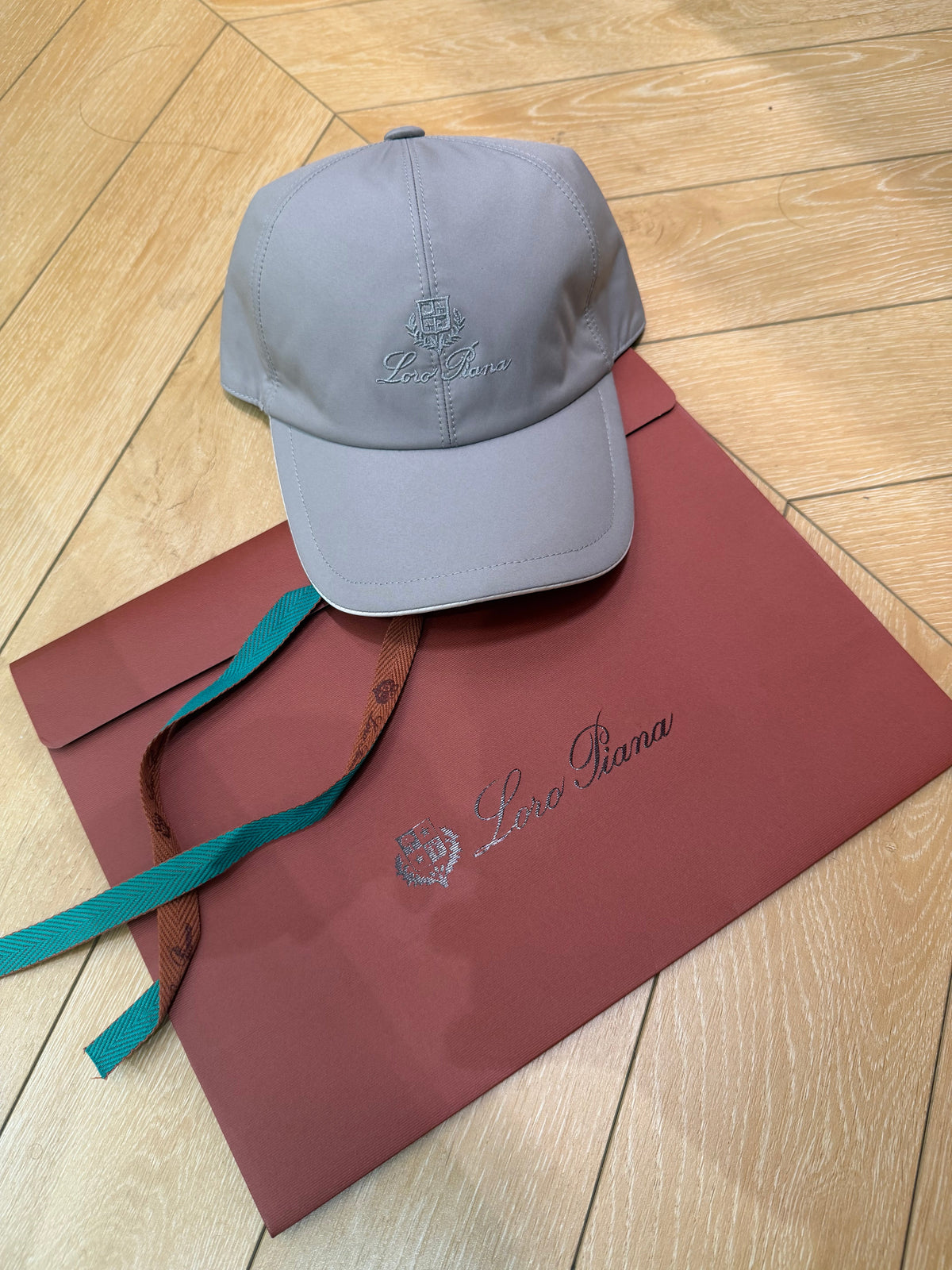 Casquette loro piana full qualité gris clair