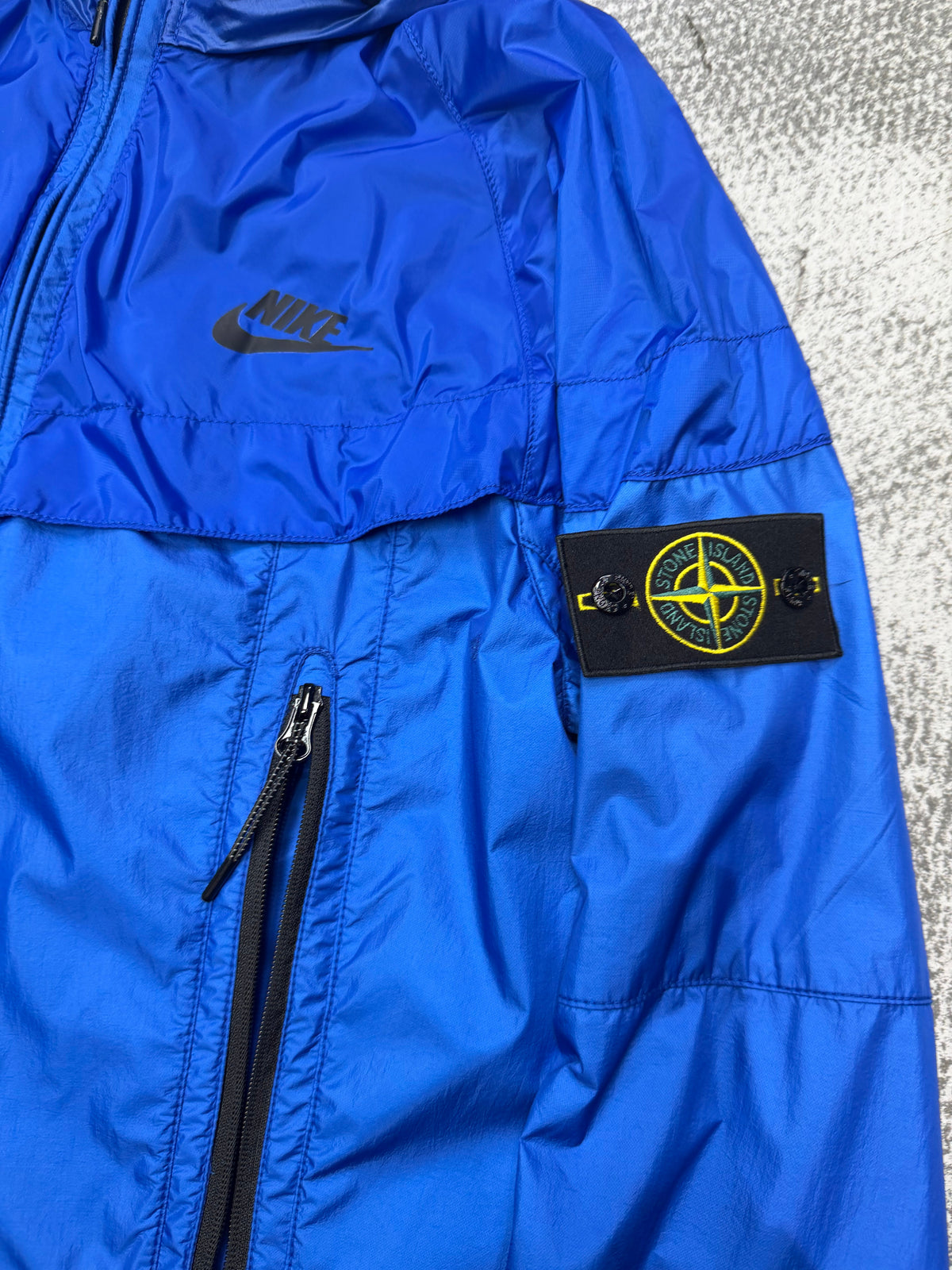 Veste stone x Nike existe en 2 coloris noir bleu
