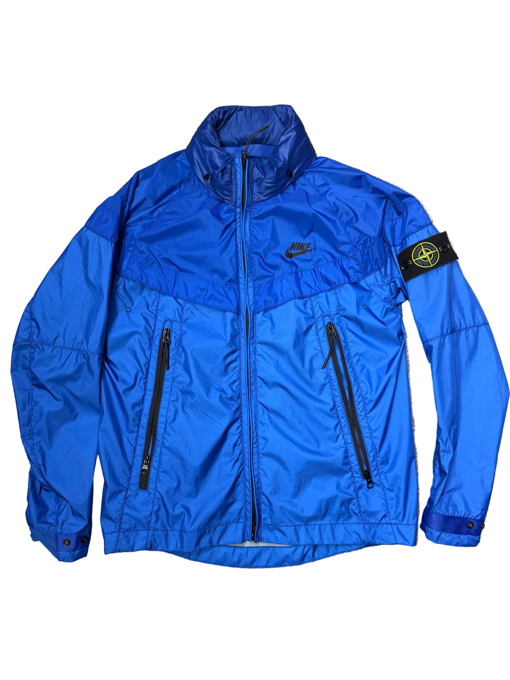 Veste stone x Nike existe en 2 coloris noir bleu
