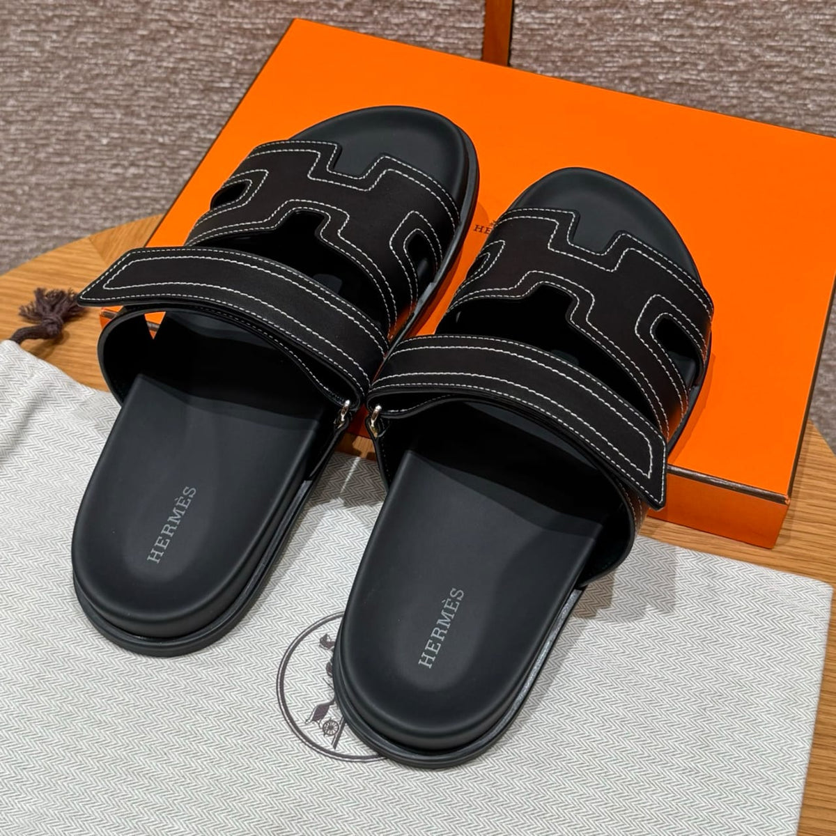 Sandales Chypre Hermès Noir Ébène / Couture Blanche