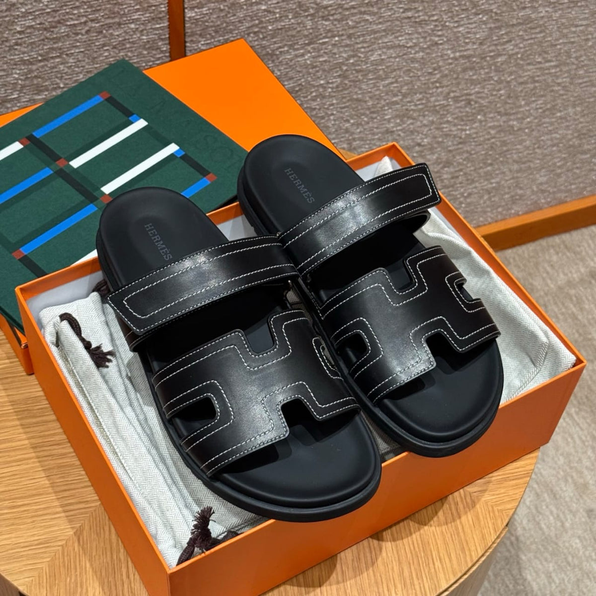 Sandales Chypre Hermès Noir Ébène / Couture Blanche